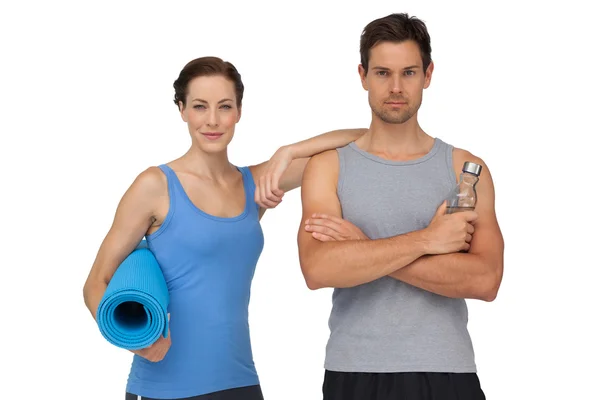 Couple avec tapis d'exercice et bouteille d'eau — Photo