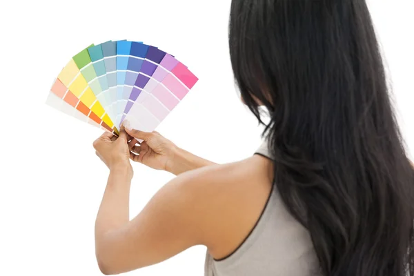 Bakifrån av en kvinna tittar på färg prover — Stockfoto