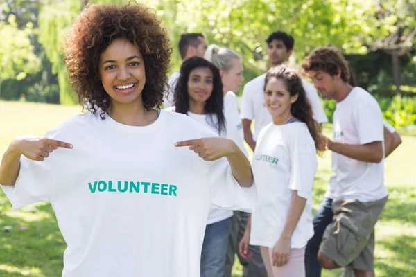 Voluntário apontando para a camiseta — Fotografia de Stock