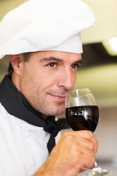 Chef smelling red wine — Stock Photo, Image