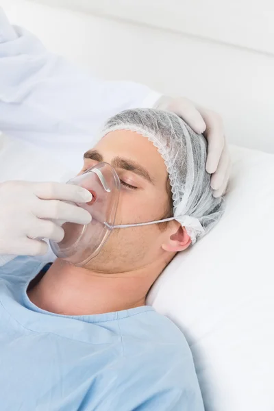 Masque à oxygène sur le patient masculin — Photo
