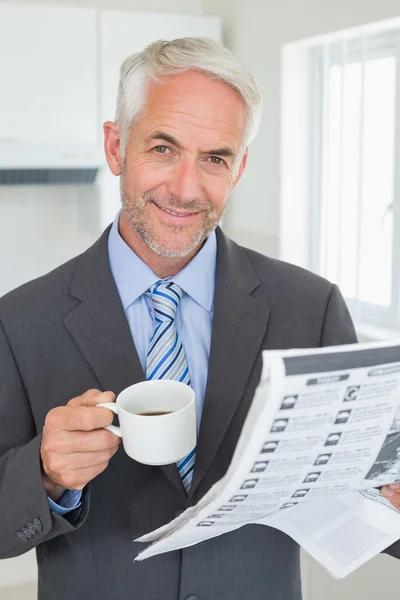 Empresário sorridente tomando café pela manhã antes do trabalho — Fotografia de Stock