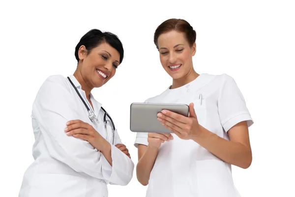 Δύο γυναίκες γιατροί χρησιμοποιώντας ψηφιακή δισκίο — Φωτογραφία Αρχείου