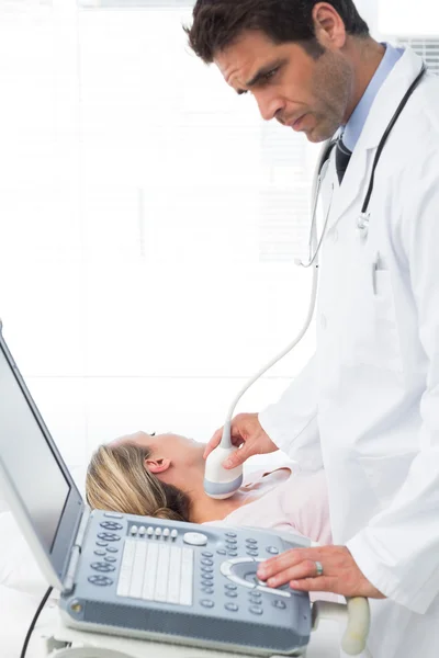 Doctor using sonogram on female patient — Stock Photo, Image