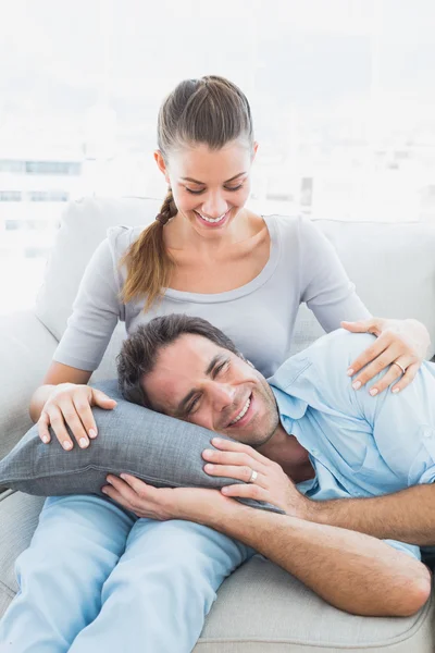 Sorrindo casal relaxante no sofá juntos — Fotografia de Stock