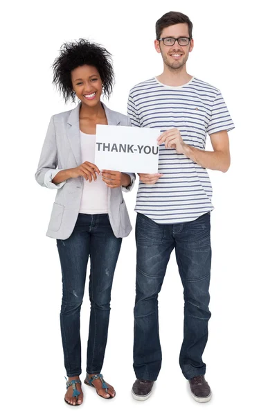 Casal segurando uma nota de agradecimento — Fotografia de Stock