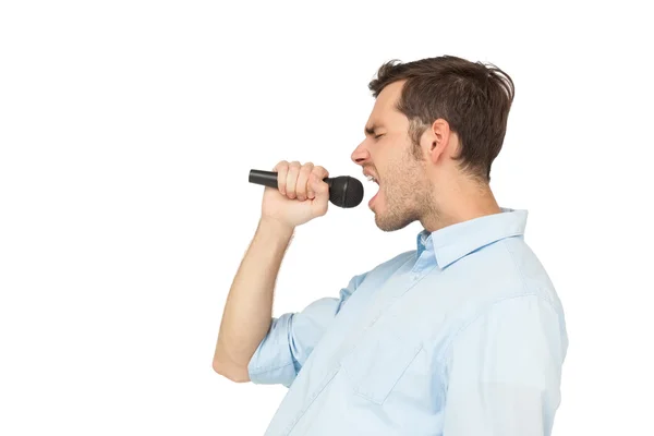 Homme chantant dans le microphone — Photo