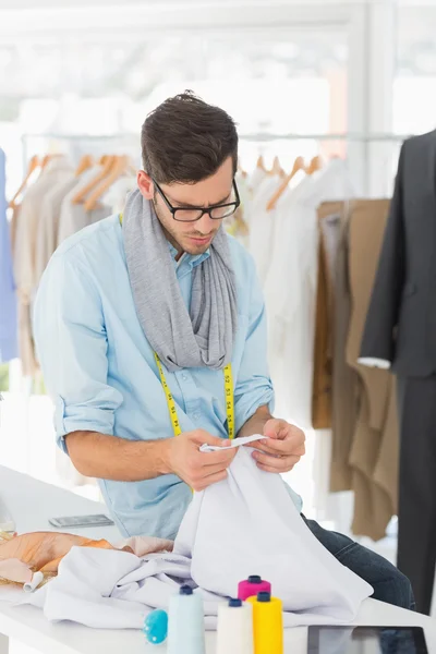 Diseñador de moda masculino concentrado en el trabajo — Foto de Stock