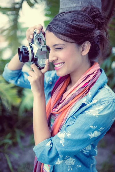 Brünette macht draußen ein Foto — Stockfoto