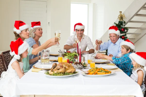 Familia teniendo comida de Navidad — Foto de Stock