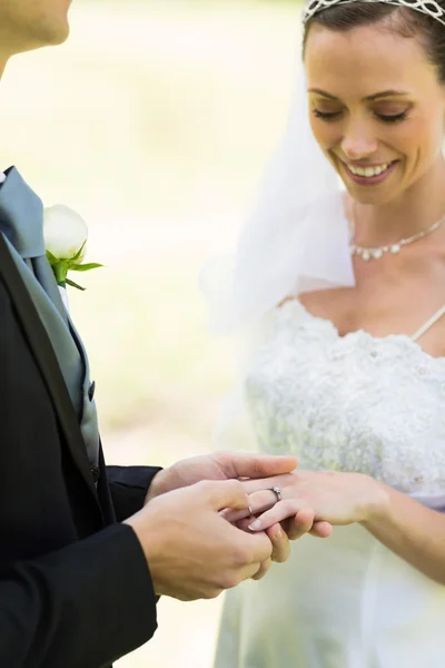 Ženich uvedení prsten na prst nevěsty — Stock fotografie