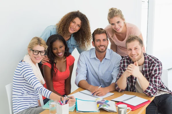 Team van gelukkige jonge ontwerpers met een bijeenkomst — Stockfoto