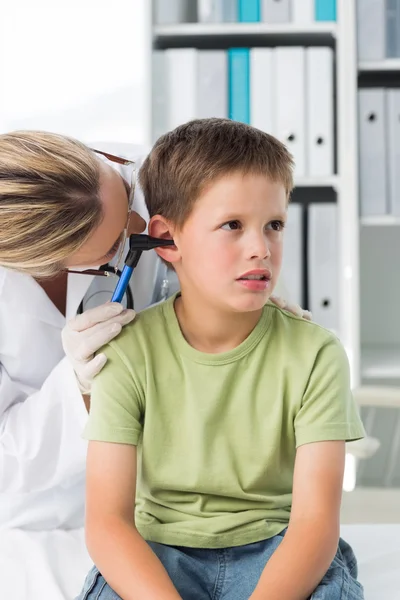 Jongen onderzocht door arts — Stockfoto