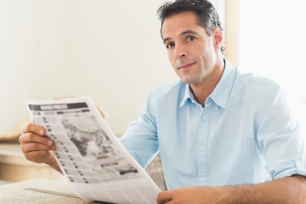 Uomo con giornale in cucina — Foto Stock