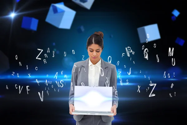 Donna d'affari che mostra laptop con lettere — Foto Stock