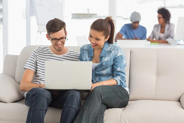Par med laptop med kollegor — Stockfoto