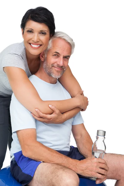 Retrato de uma mulher feliz abraçando o homem — Fotografia de Stock