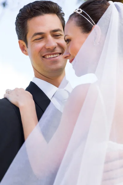 Sposo guardando sposa — Foto Stock