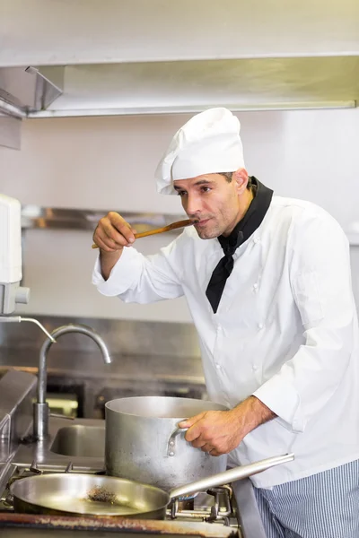 Masculino cozinhar comida degustação — Fotografia de Stock