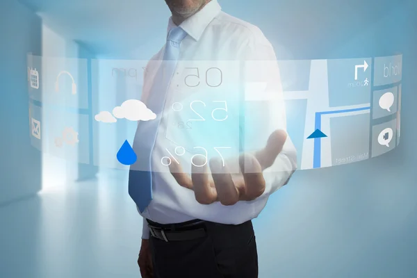 Hombre de negocios presentando interfaz — Foto de Stock