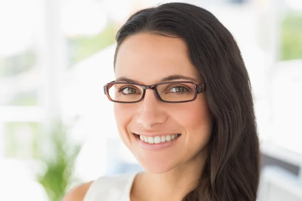 Bonito designer sorrindo para a câmera — Fotografia de Stock