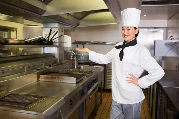 Säker kvinnliga kock i köket — Stockfoto