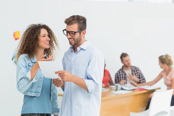 Gelukkig ontwerpers kijken naar digitale Tablet PC samen en chatten — Stockfoto