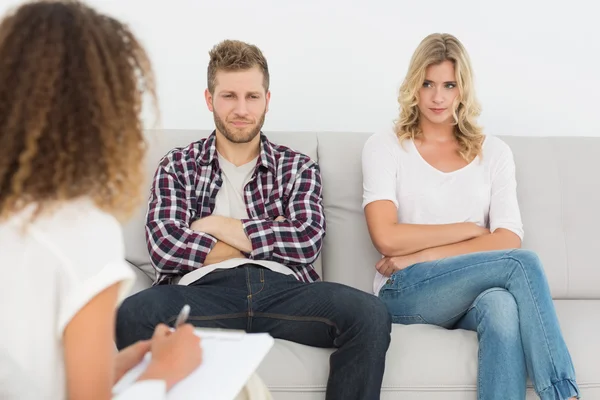 Unglückliches Paar, das nicht auf der Couch spricht — Stockfoto