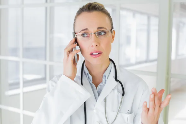 Красивая женщина врач с помощью мобильного телефона — стоковое фото