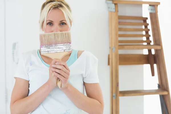 Woman holding paint brush — Stock Photo, Image