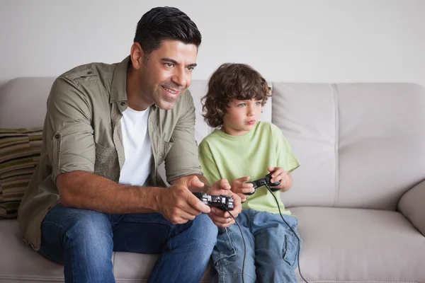 父と息子がビデオゲームをしていて — ストック写真