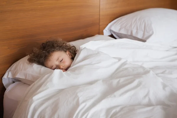 Meisje slapen in bed — Stockfoto