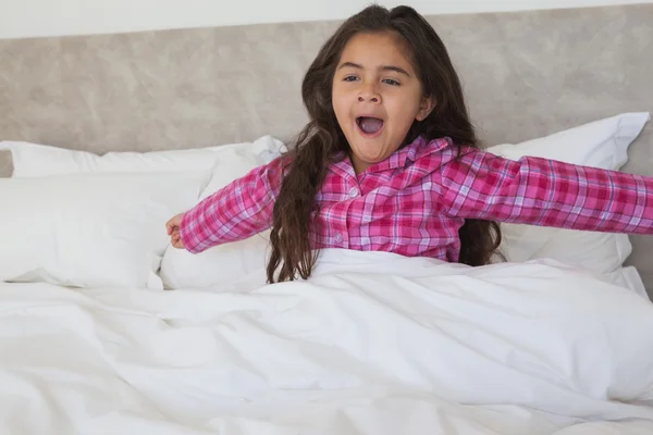 Jeune fille bâillant tout en étirant les bras — Photo