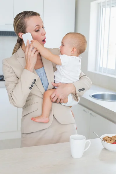 Glad affärskvinna håller hennes barn prata i telefon — Stockfoto