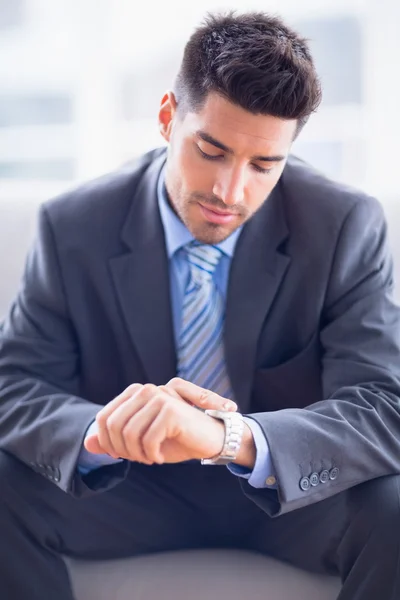 Zakenman controleren zijn horloge — Stockfoto