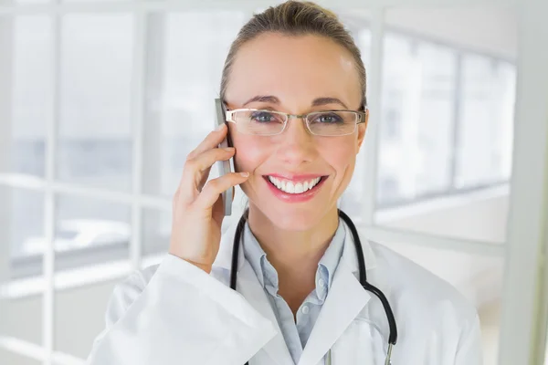 Zbliżenie kobiece kobieta lekarz za pomocą telefonów komórkowych — Zdjęcie stockowe
