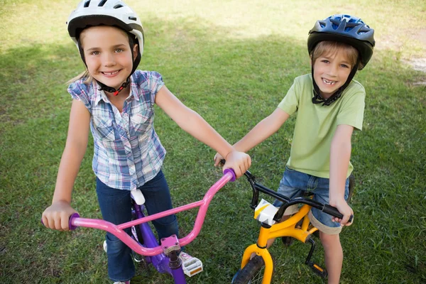 Siblings riding bicycles — Stock Photo, Image