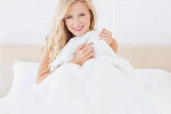 Sexy Blondine bedeckt sich mit Bettdecke — Stockfoto