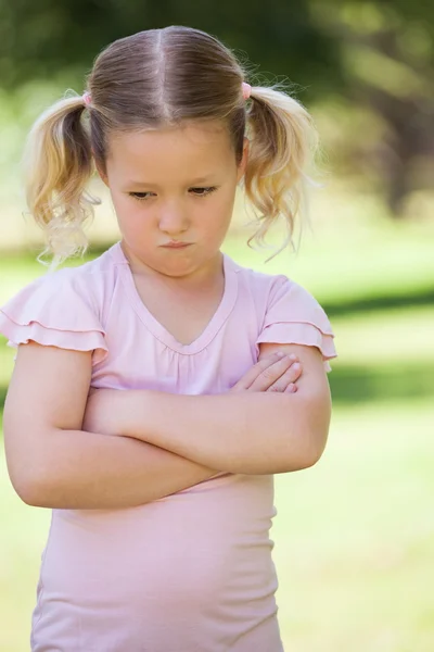 悲伤的年轻女孩，双臂交叉在公园 — 图库照片