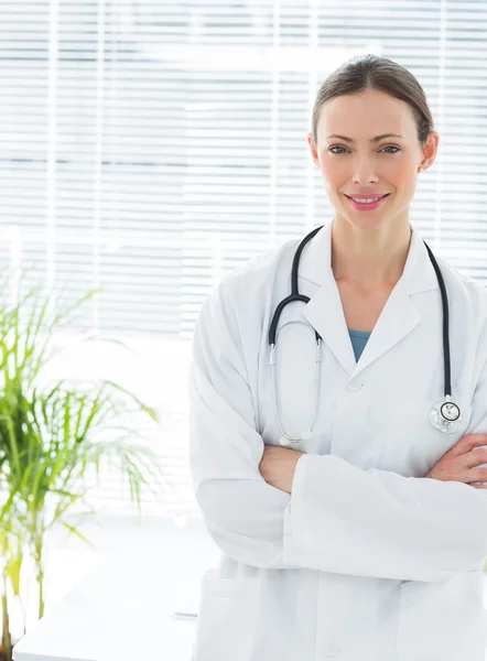 Confident doctor with arms crossed — Stock Photo, Image
