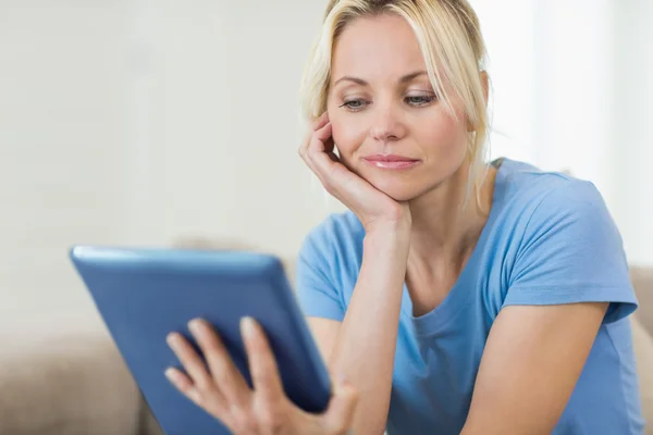 Jovem com tablet digital — Fotografia de Stock