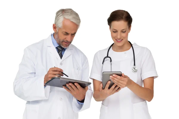 Médicos hombres y mujeres con tabletas digitales —  Fotos de Stock