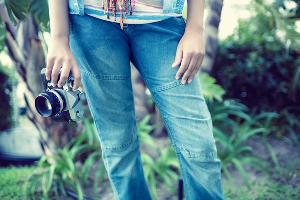 Mulher segurando câmera fora — Fotografia de Stock