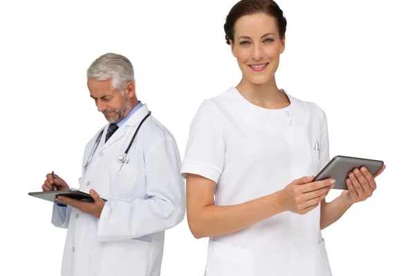 Male and female doctors using digital tablets — Stock Photo, Image