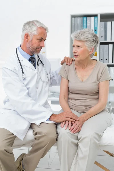 Kadın kıdemli hastaya bir doktor ziyaret — Stockfoto