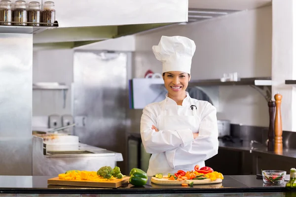 Chef-kok met gesneden groenten — Stockfoto