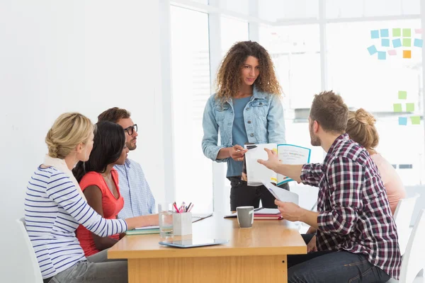 Vrouw ideeën presenteren aan jonge ontwerpers — Stockfoto