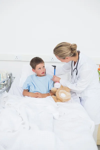 Médico verificando orelhas de menino — Fotografia de Stock