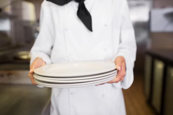 Vařit, drží prázdné talíře — Stock fotografie