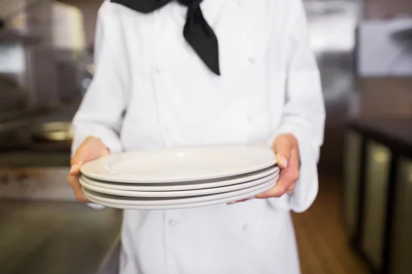 Cocinar sosteniendo platos vacíos — Foto de Stock